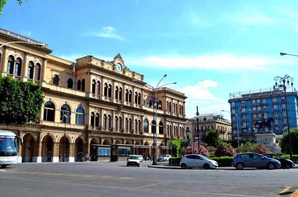 На пьяцца Джулио Чезаре (piazza Gulio Cesare) 