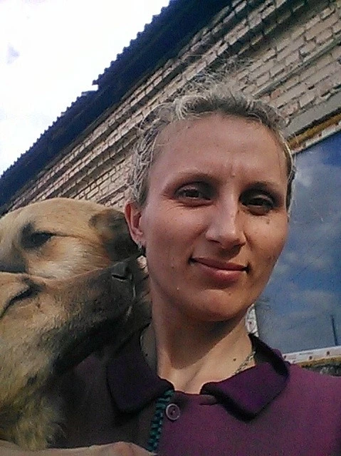 Обнимашки.(В приюте для собак)