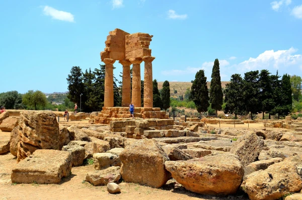 В Долине храмов. Храм мифических близнецов-Диоскуров (Tempio dei Dioscuri) Кастора и Поллукса, сыновей Юпитера (Зевса) и жены спартанского царя Леды 