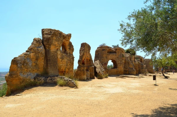 В Долине храмов. Зона некрополя (Necropoli paleocristiana)