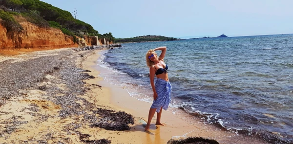 Если прайти правее вдоль моря, будут скалы, ничем не хуже Алгарве