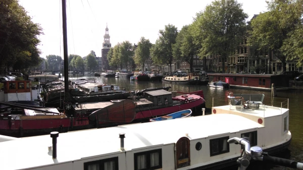 Канал Waalseilandgracht: дома на воде... Так и живут...