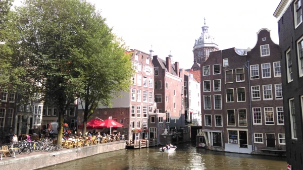 Oudezijds Voorburgwal...
