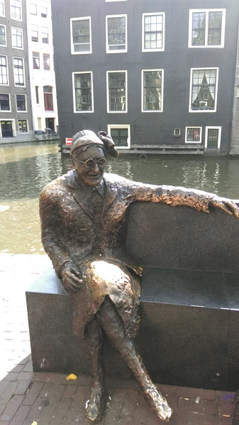 Oudezijds Voorburgwal...