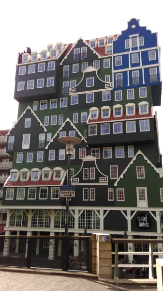 Прогулка по Gedempte Gracht. Отель Inntel Hotel Zaandam - здание, собранное из 70 разных домов четырех цветов