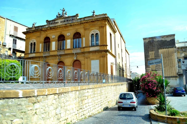 В городе Пьяцца Армерина. Театр Гарибальди
