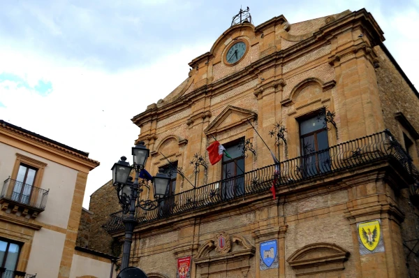 На пьяцца Гарибальди (piazza Garibaldi). Палаццо Читта (Palazzo di Citta), в котором размещена Мэрия города