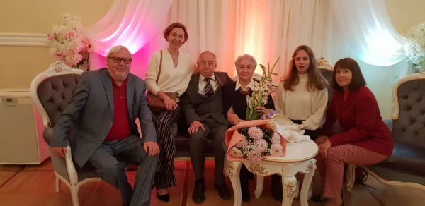 Валя с гладиолусами не расставаласьк