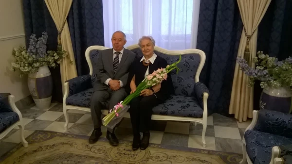 Валя с гладиолусами не расставалась