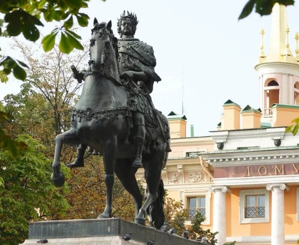 Памятник Петру I перед Михайловским замком (фото из Интернета)