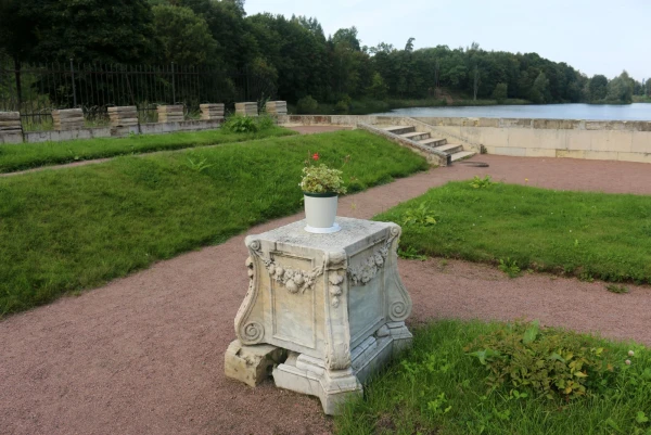 В саду Приоратского дворца