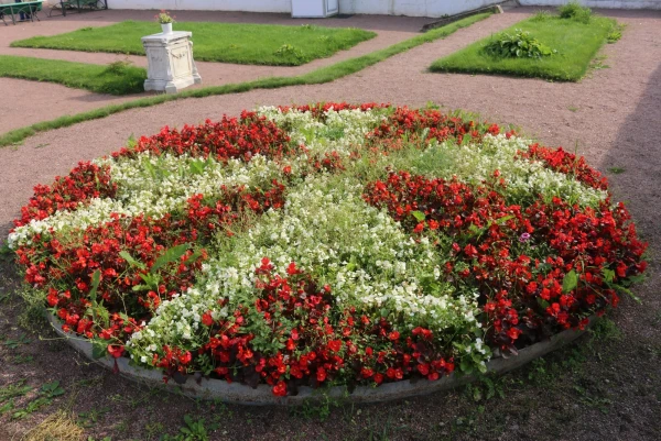 Клумба рядом с Приоратским дворцом выполнена в виде Мальтийского креста