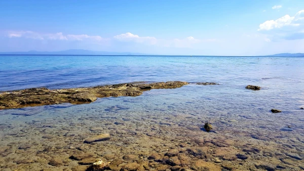 Море напротив холма