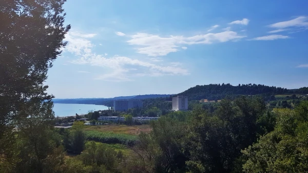 Вид с холма на Athos Palace и Pallini Beach