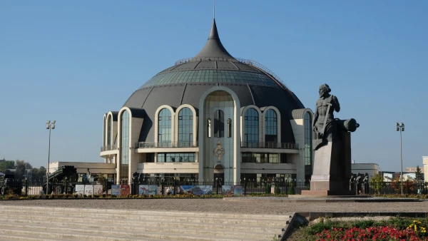 Новое здание Музея оружия в форме шлема русского витязя в Заречье