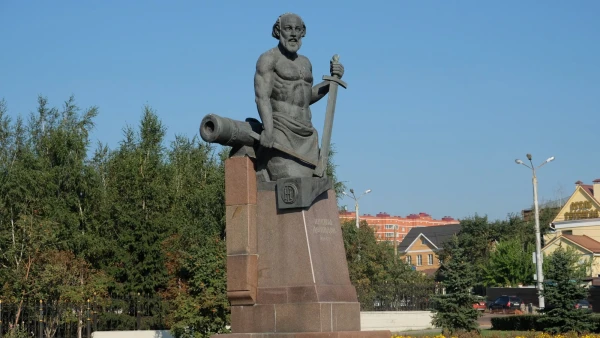 Памятник Никите Демидову - основателю династии тульских оружейников