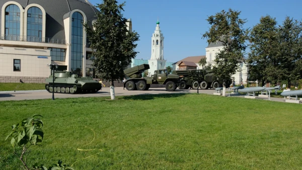 Выставка российской военной техники II половины ХХ века перед Музеем оружия