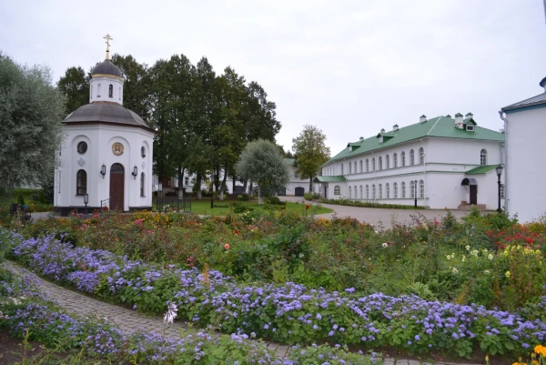 Территория Спасо-Елеазаровского женского монастыря