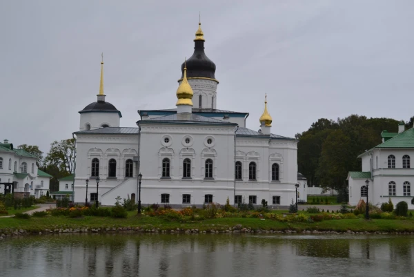 Территория Спасо-Елеазаровского женского монастыря