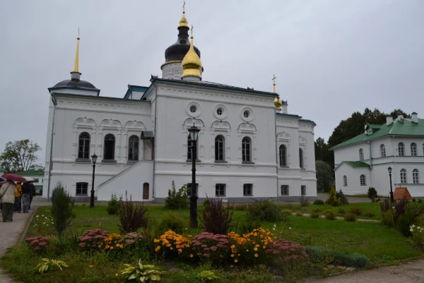 Территория Спасо-Елеазаровского женского монастыря