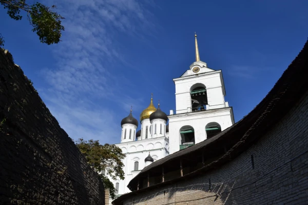 Территория Псковского Кремля