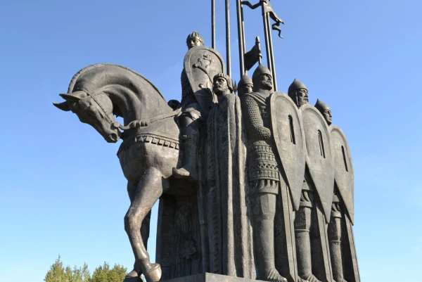 Памятник Александру Невскому во Пскове