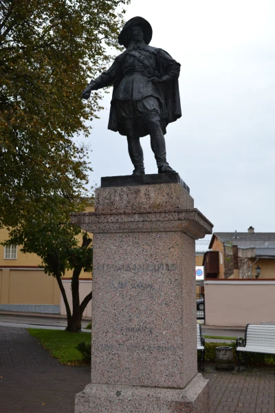 Памятник шведскому королю Густаву II Адольфу, который в 1632 году подписал указ об основании Тартуского университета
