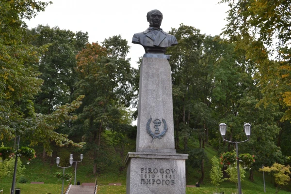 Памятнмк Пирогову Н.И. в Тарту