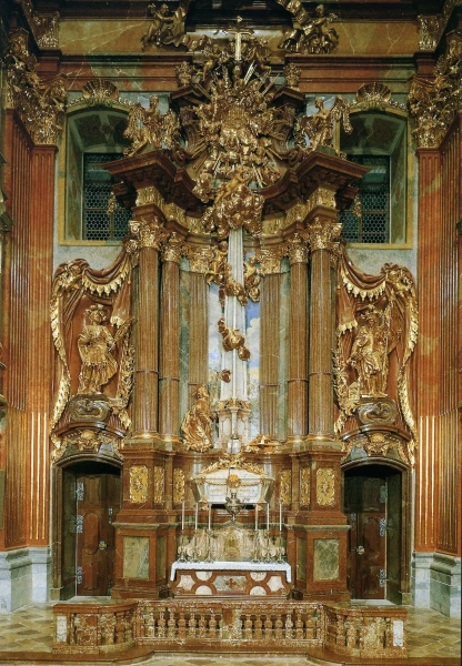 Монастырь Мелька. Церковь. Алтарь Коломана (фото из официального буклета)