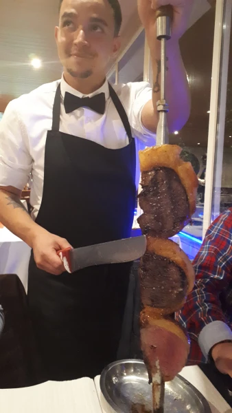 Добрый официант, носил мясо не переставая)))