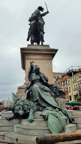 Monumento a Vittorio Emanuele II, тут уже падший лев.