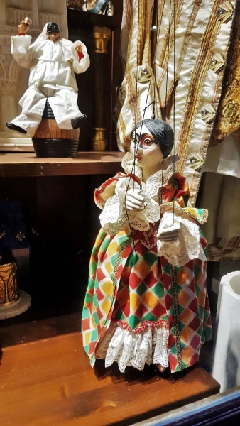 Коломбина (Colombina) — традиционный персонаж итальянской народной комедии масок — служанка, участвующая в развитии интриги, в разных сценариях также называемая Фантеской, Серветтой, Франческиной, Смеральдиной, Мирандолиной и так далее