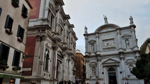 Chiesa di San Rocco. Слева - Scuola Grande di San Rocco