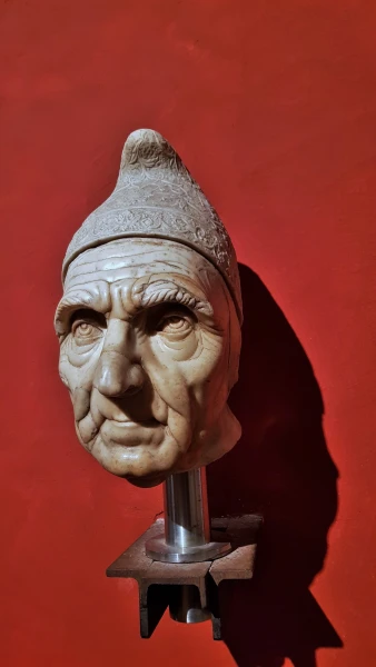 один из Дожей, не важно какой, но работа великолепная! Такие морфологические подробности высечь из мрамора!
