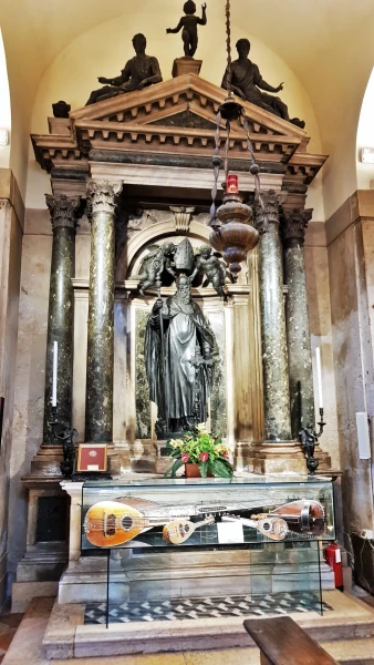 Chiesa di San Giacomo di Rialto. Бронзовая статуя Антония Великого (Джироламо Кампанья)