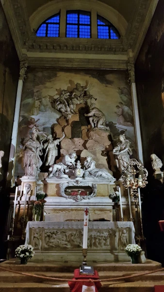 Chiesa di San Moise. Алтарь работы Enrico Merengo