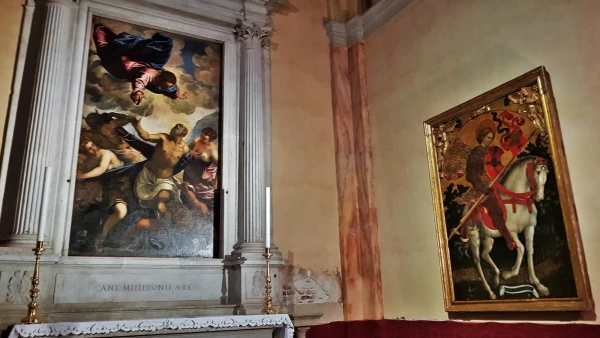 Chiesa Di San Trovaso. Слева - «Искушение святого Антония» кисти Якопо Тинторетто. Справа - Микеле Джамбоно «Святой Хрисогон на коне» 