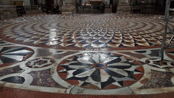 Великолепный мраморный пол. Chiesa Santa Maria della Salute