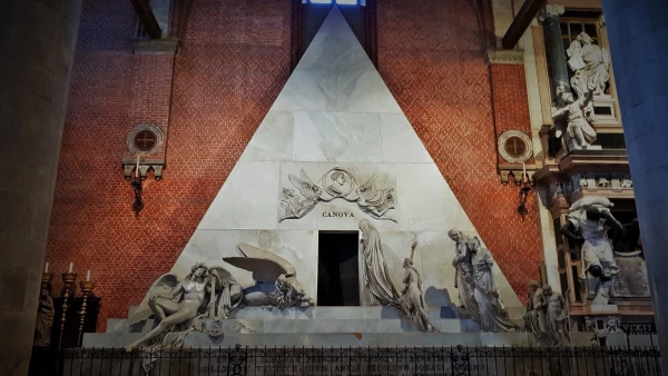 Basilica Frari, Надгробие Кановы, построено по проекту самого Кановы