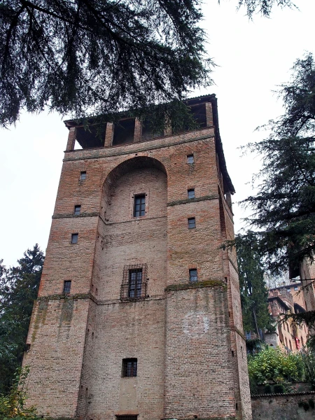 К Torrione Farnese Новьё)) всего лишь 16-й век