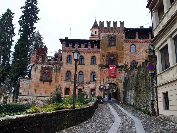 А Олимпус мог и не страдать. Вот этот палаццо Страдивари во все красе))) Но и из арки неплохо было!