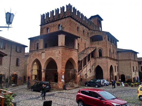 Piazza del Municipio. Палаццо Подеста
