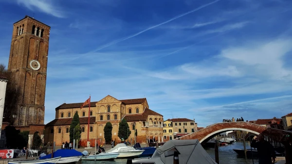 Колокольня базилики di Santa Maria e Donato