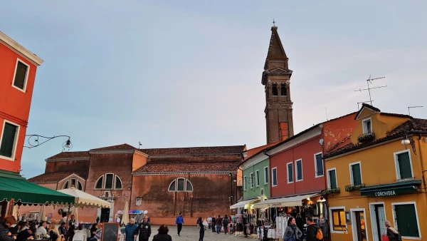 церковь Сан-Мартино (Parrocchia San Martino Vescovo) с наклонной 52-метровой кампанилой