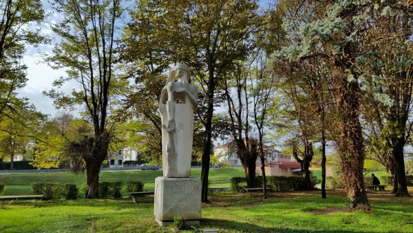 Сквер в Стра