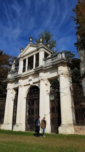 Villa Pisani, одни из ворот