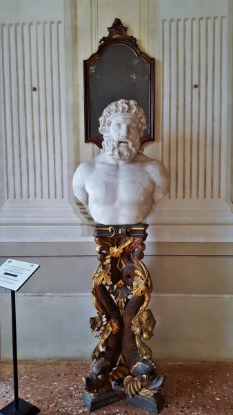 Интересные консоли под бюсты