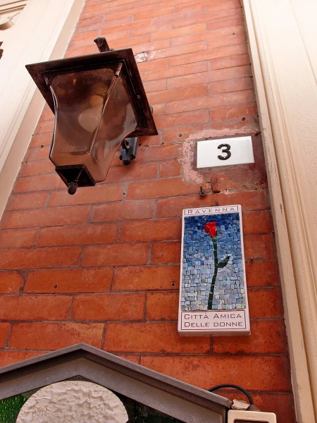 А вот эти таблички с цветами не просто так, подробности в отзыве