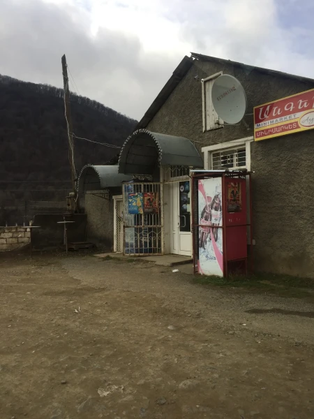 типичный вид типичного придорожного магазинчика