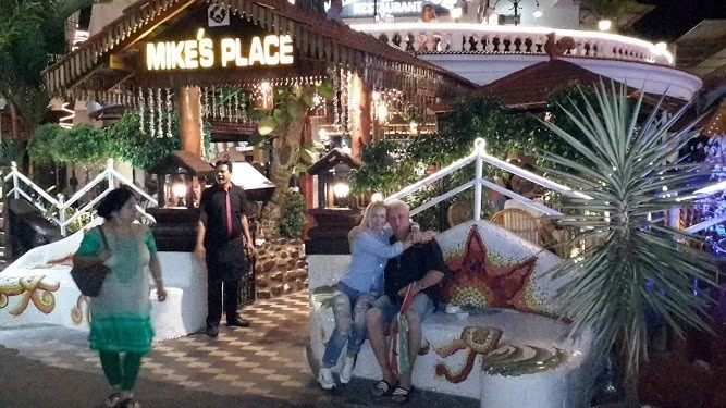 самый раскрученный в Кавелоссиме ресторан "Mike*s place"-Ирочка и Саша